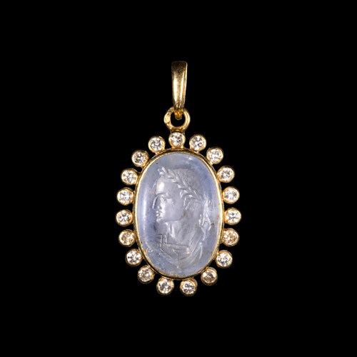 A gold pendant set wit a late Renaissance sapphire intaglio. Bust of Julius Caesar